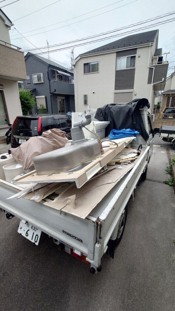 豊上町のリノベーション現場 産廃でトラックがいっぱい