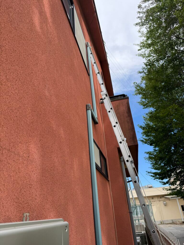 柏市のむとう工務店 経年劣化した配管カバーの色