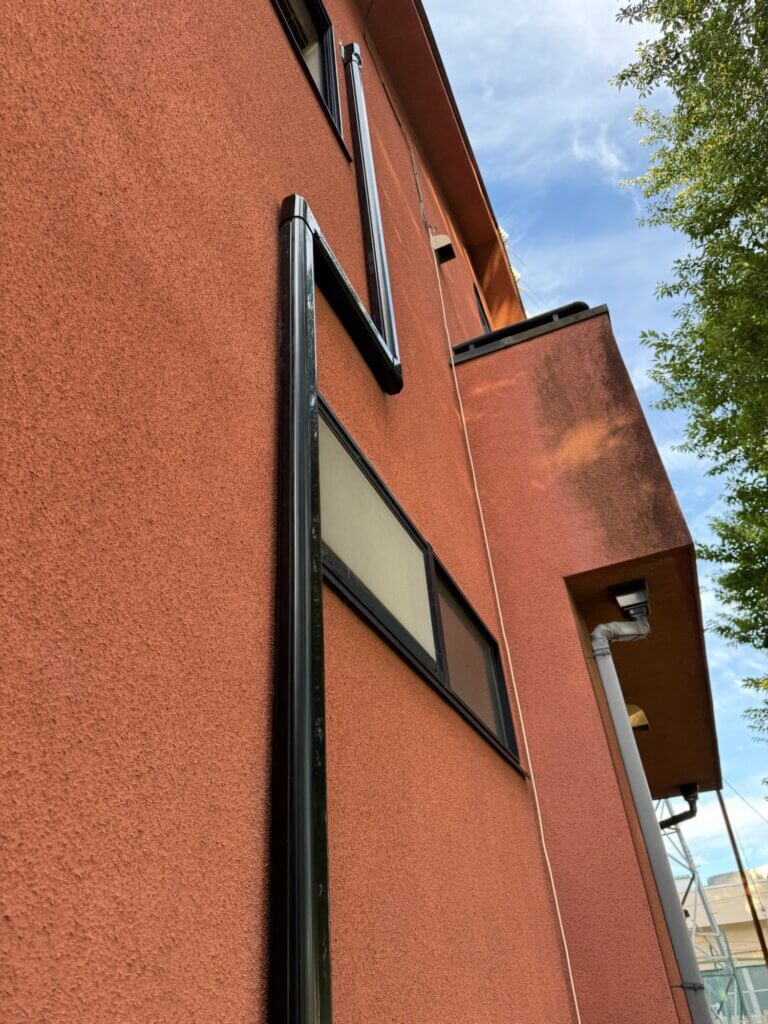 柏市のむとう工務店 黒色の配管カバーに交換