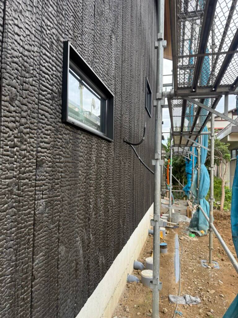 流山の新築現場の焼杉を使用した外壁施工