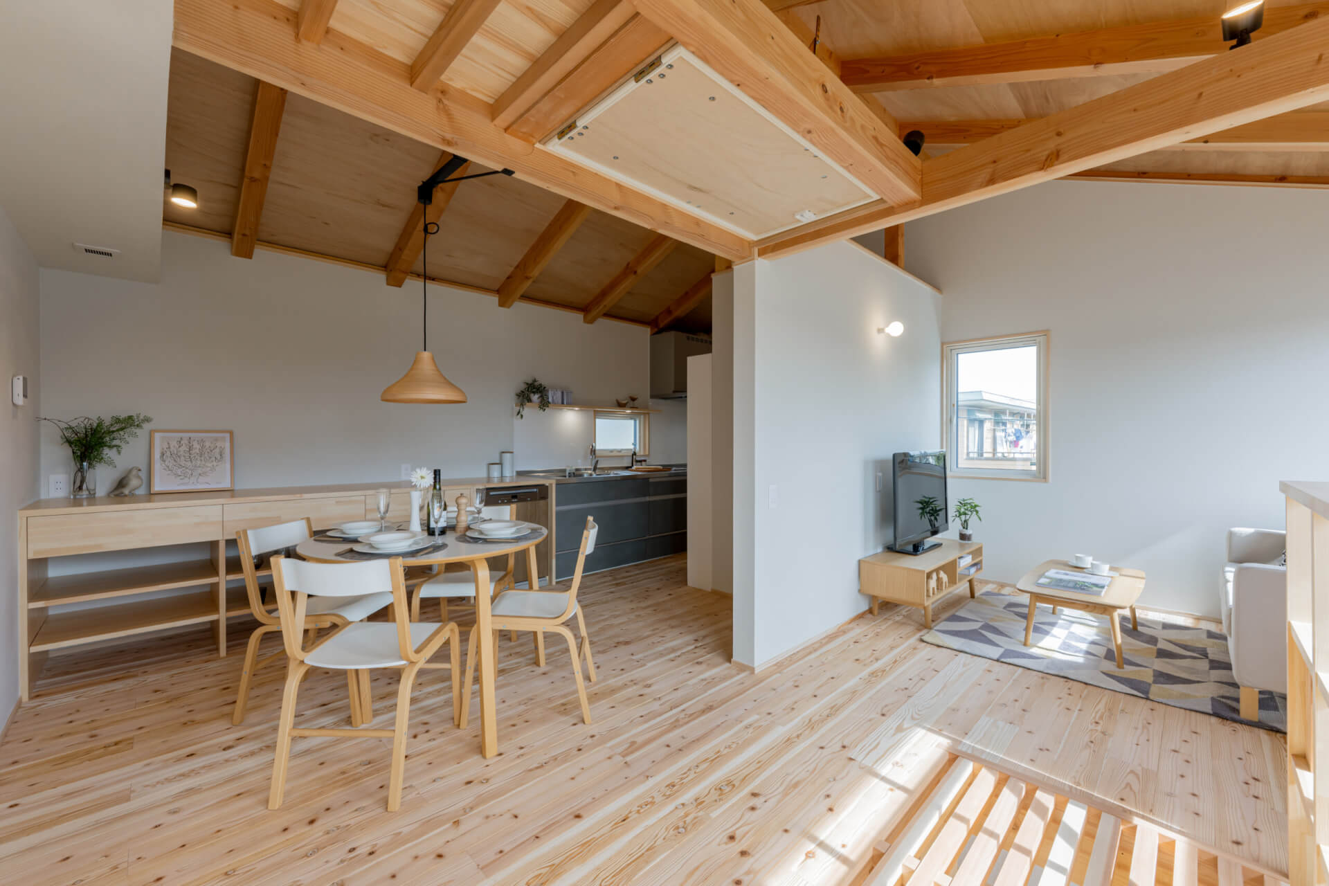 2階LDK
漆喰と浮造りの床
ミーレの食洗器
勾配天井