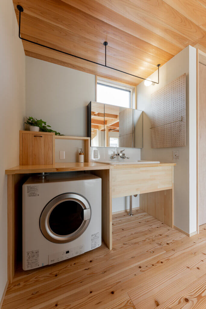 流山市 焼杉の家
床は杉の浮造り
幹太くんとTOTOスロップシンク