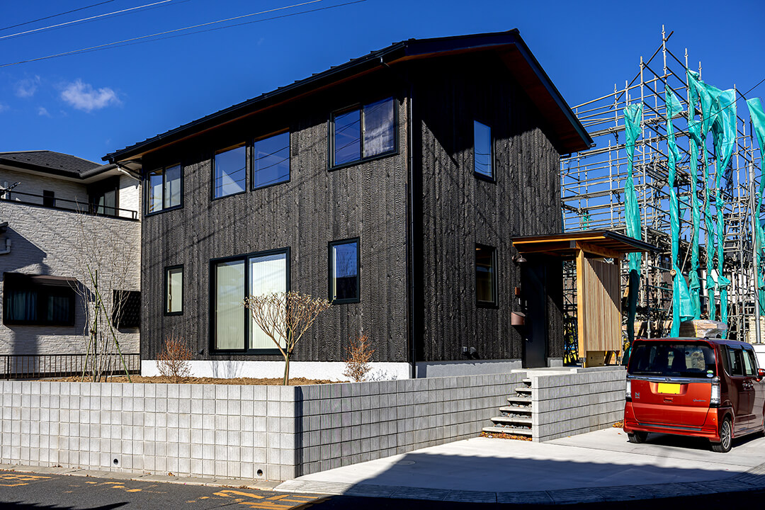 流山市　焼杉の家　U字溝を使った外構階段