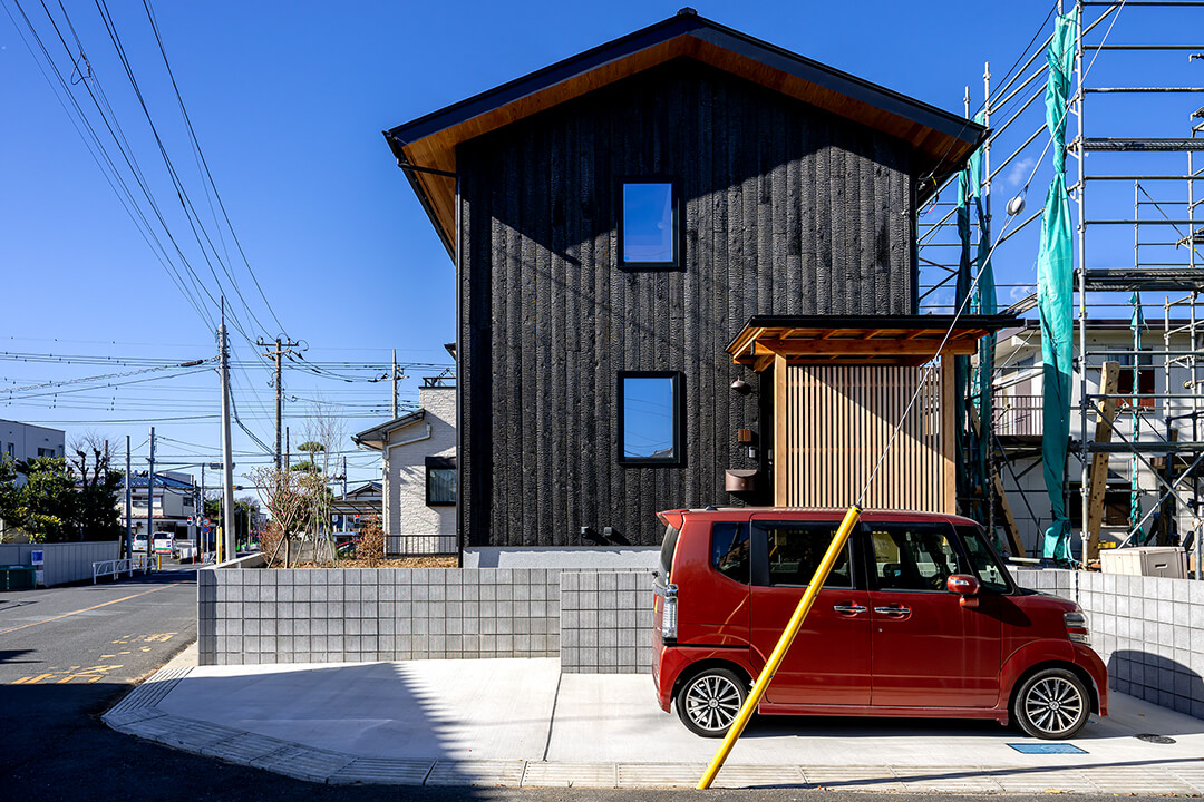 流山市　焼杉の家　外観　縦格子の玄関